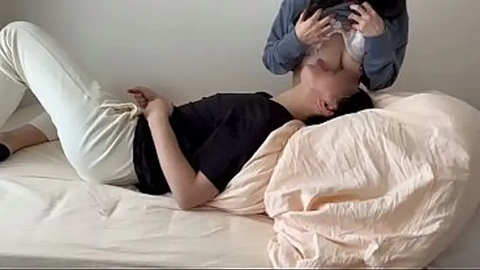 [Private Filming] Amateur couple's naughty time on a holiday... Maria is made to masturbate by her sadistic boyfriend, then gives him a blowjob, and they have sex in cowgirl and missionary positions with him cumming inside her. / Japanese amateur hen