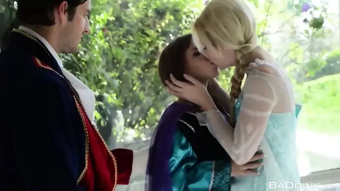 Frozen - Elsa & Anna Cosplay Threesome