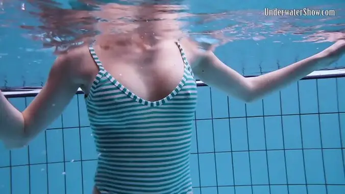 Anetta hot underwater swimming pool babe