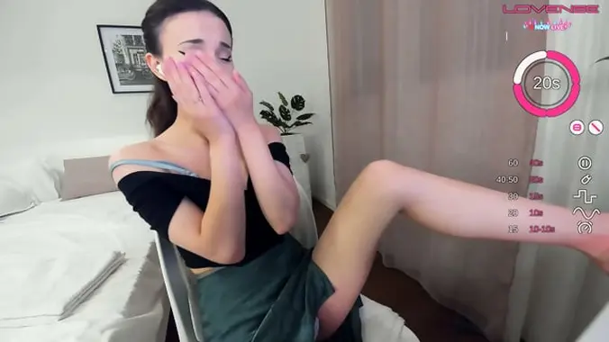 Ãber Satinlaken Kriechend Spiele Ich Die Wilde Kurvige Latina Und Reite Einen Silikondildo Mit Erregter Neugier