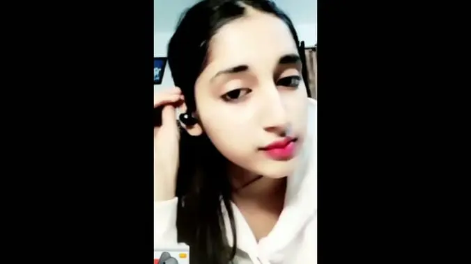 Horny College cutie Savita apni boobs dikhati hui